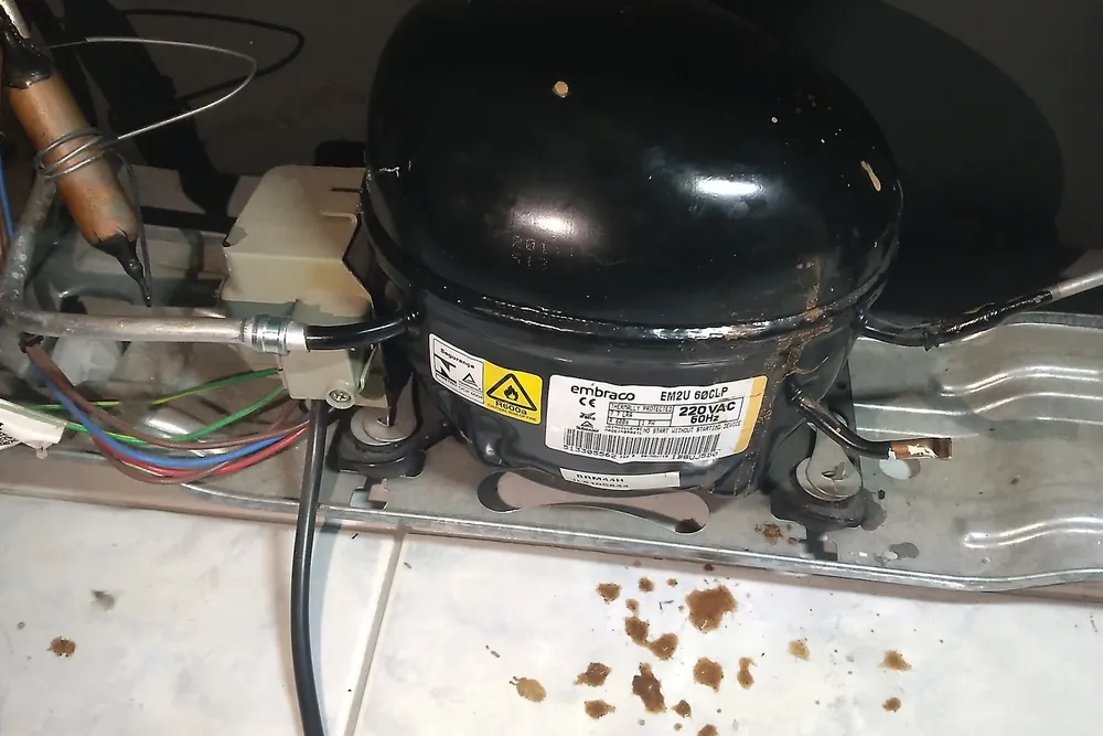 Compressor de geladeira na bancada