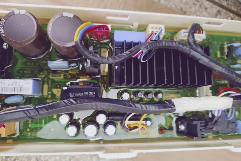 Placa eletrônica de lava e seca aberta para reparo