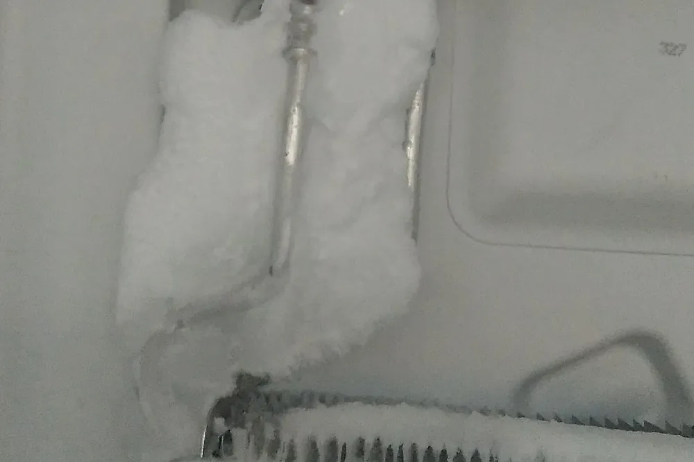 Evaporador de geladeira com gelo acumulado