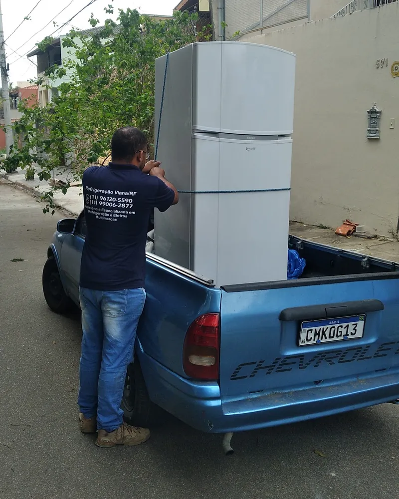 Técnico da Viana com uma geladeira na picape
