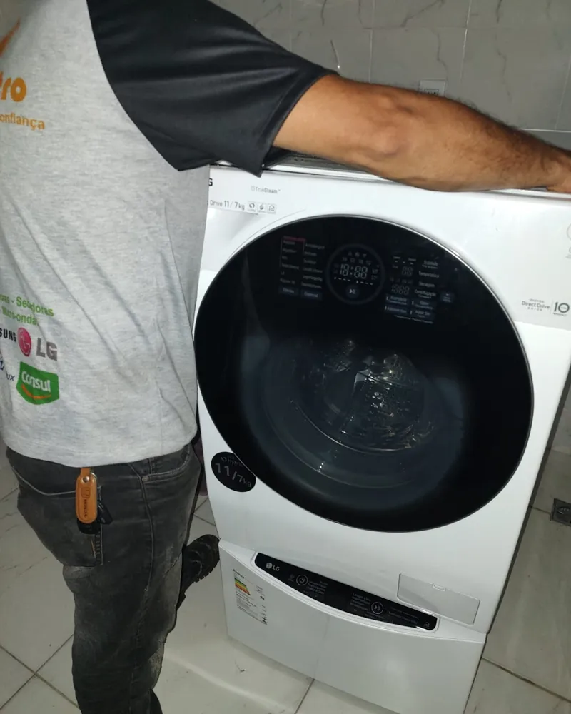 Técnico da Viana com uma lava e seca LG