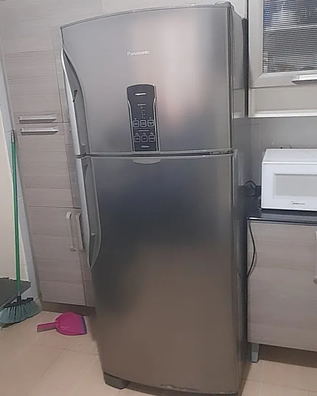 Geladeira inox na cozinha