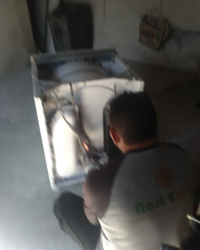 Técnico consertando uma máquina