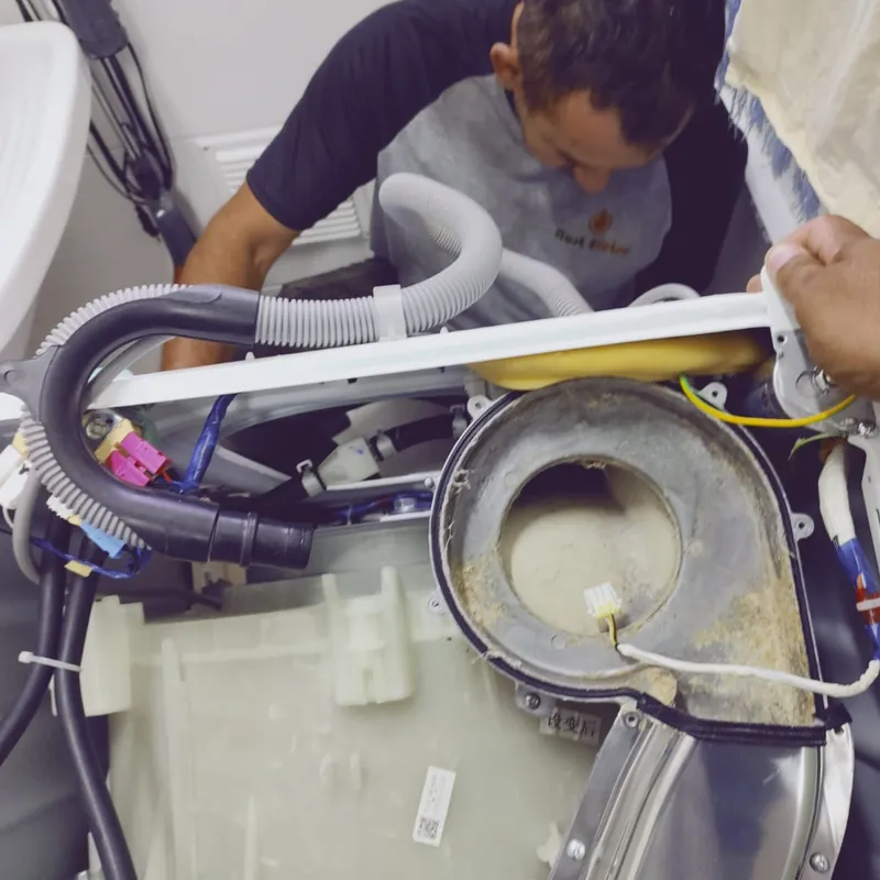 Técnico da Viana desmontando uma máquina na casa do cliente